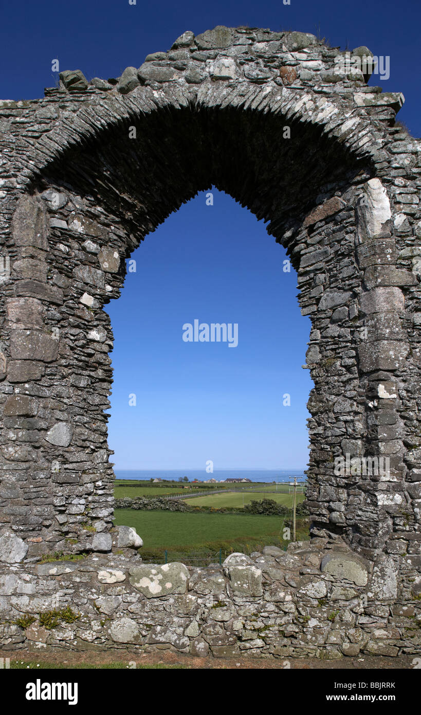 Grande fenêtre dans le mur pignon d'ardtole au 15e siècle l'église église ruinée ardglass County Down Irlande du Nord uk Banque D'Images