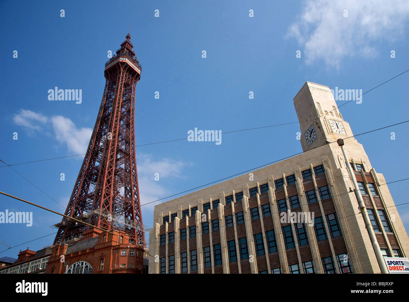 La tour de Blackpool avec des fils de tramway et Art Déco Banque D'Images