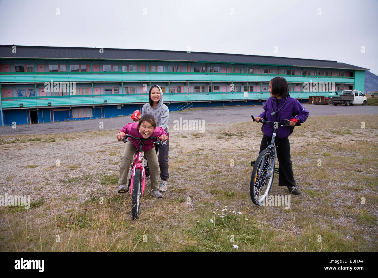 Les filles sur les bicyclettes, Narsaq, Sud du Groenland Banque D'Images