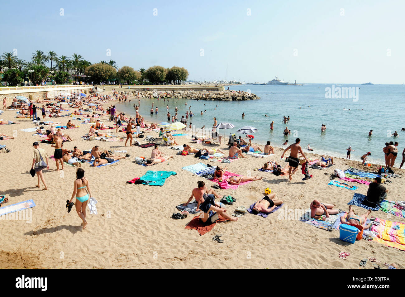 La plage principale, sur la Croisette, dans le centre de Cannes, Côte d'azur, au cours de la célèbre festival du film. Le sud de la France. Banque D'Images