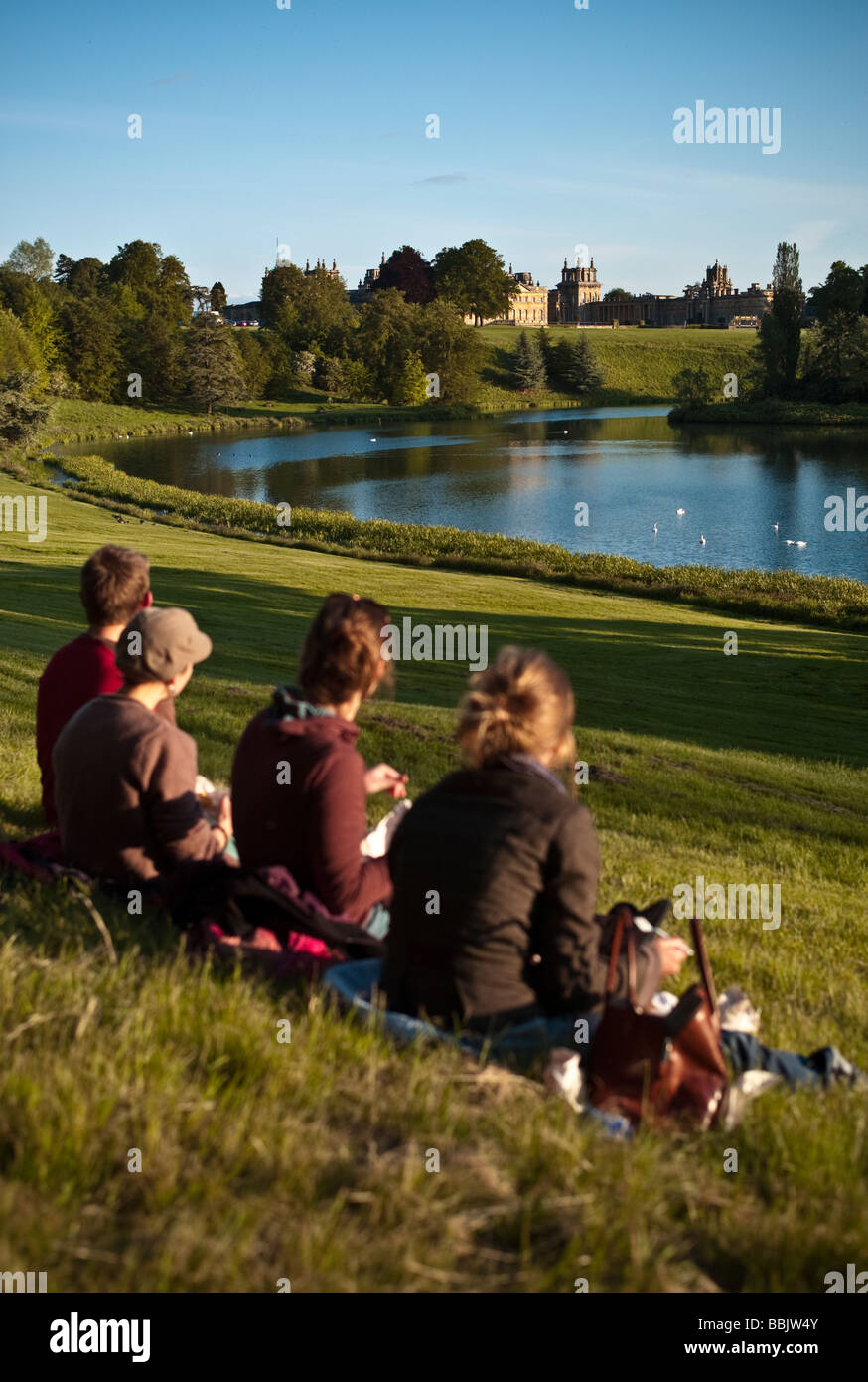 Les visiteurs profiter de la capacité de l'iew marron conçu lake et le style baroque du Palais de Blenheim Banque D'Images