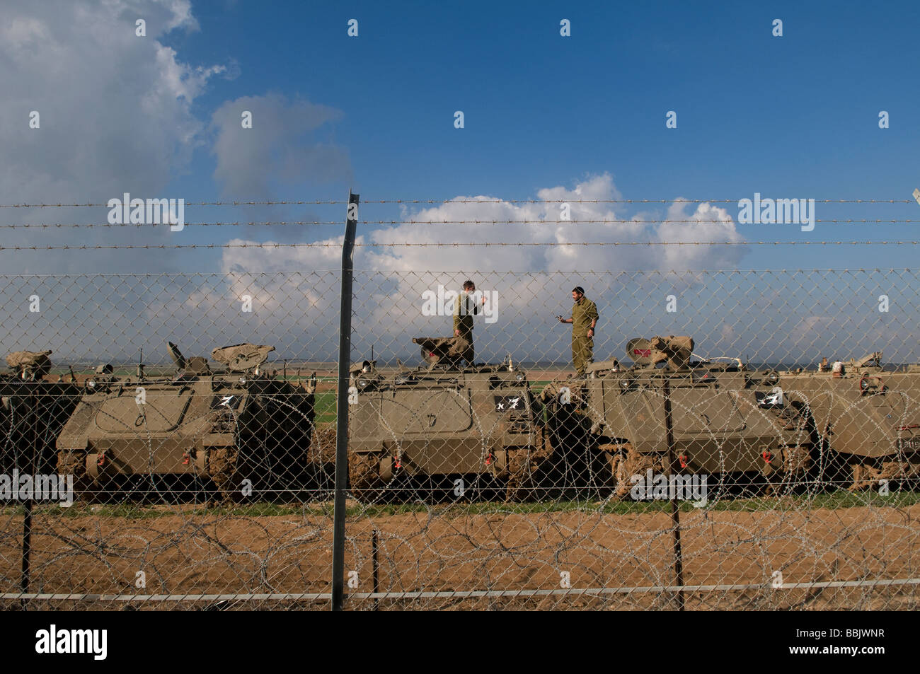 Les soldats israéliens sur les blindés de l'APC d'Israël à la frontière de la bande de Gaza Banque D'Images