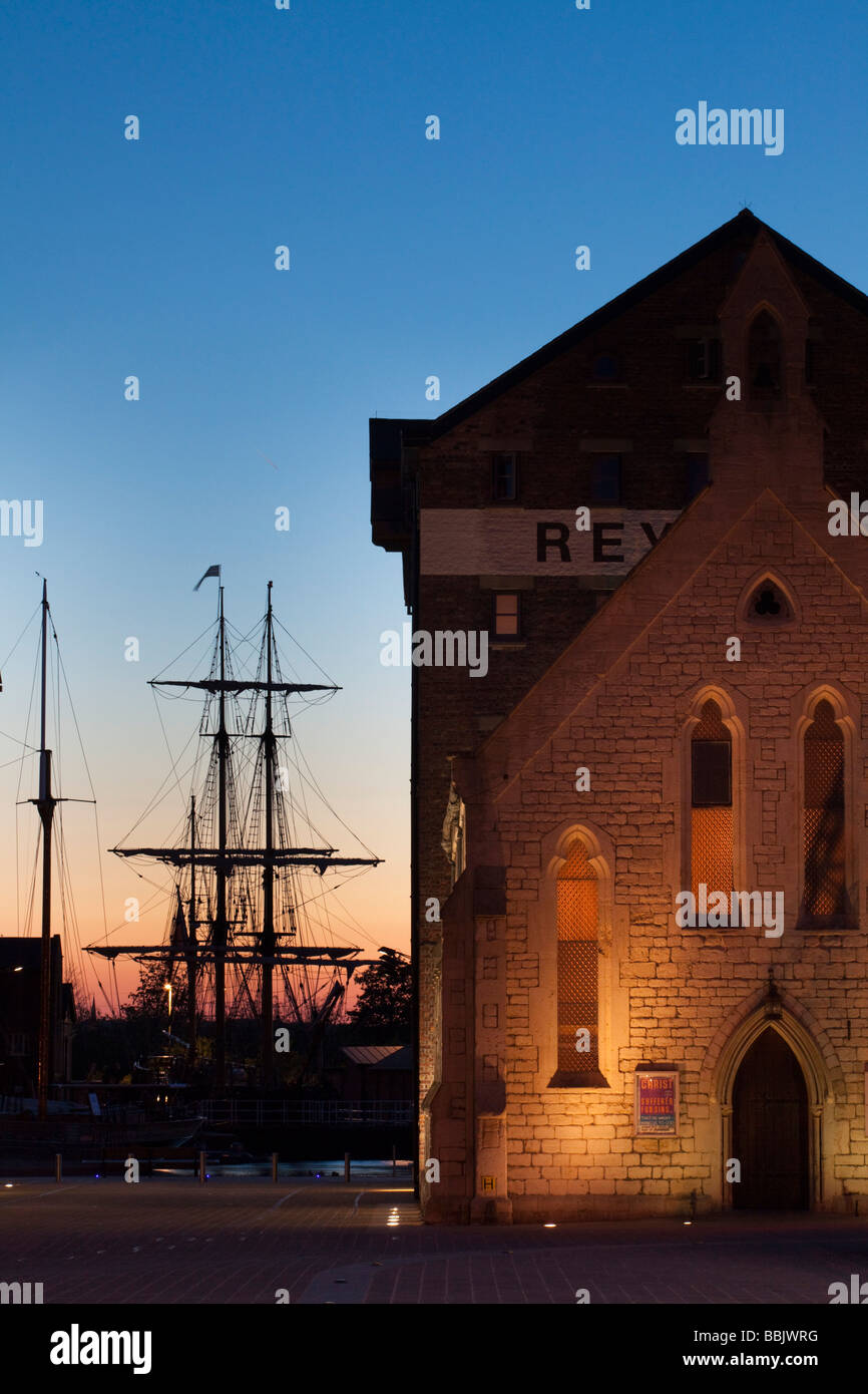Gloucester Docks au crépuscule pendant le Festival des grands voiliers 2009, Gloucestershire, Royaume-Uni Banque D'Images