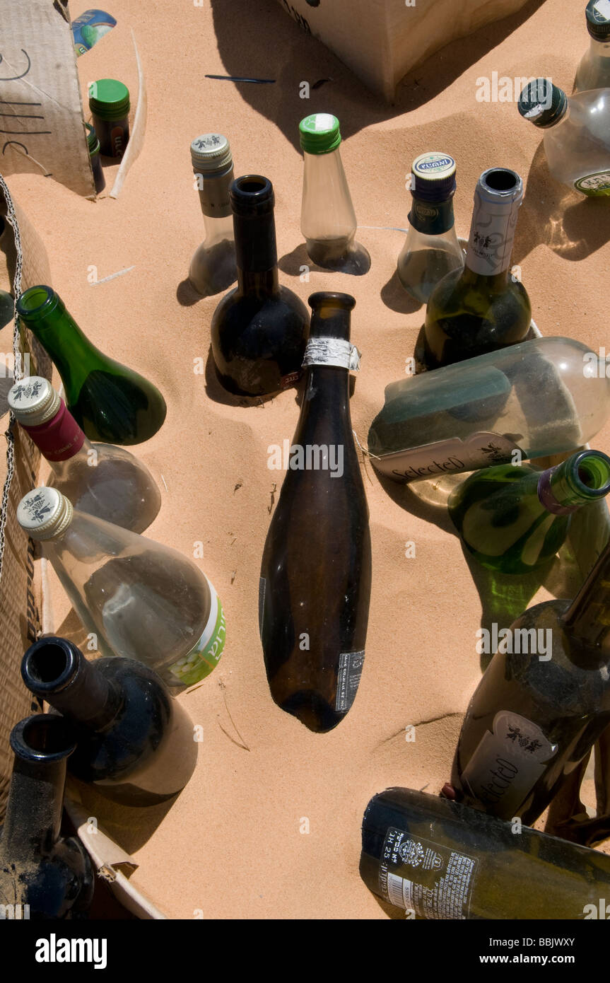Pile de bouteilles vides dans le sable Banque D'Images