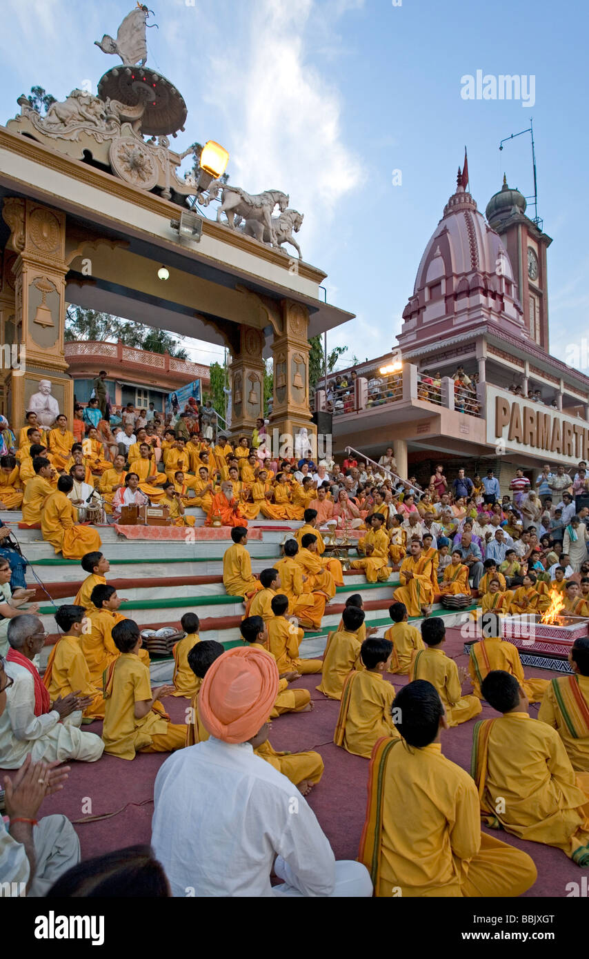 Ganga aarti cérémonie. Le Triveni Ghat. Rishikesh. Uttarakhand. L'Inde Banque D'Images