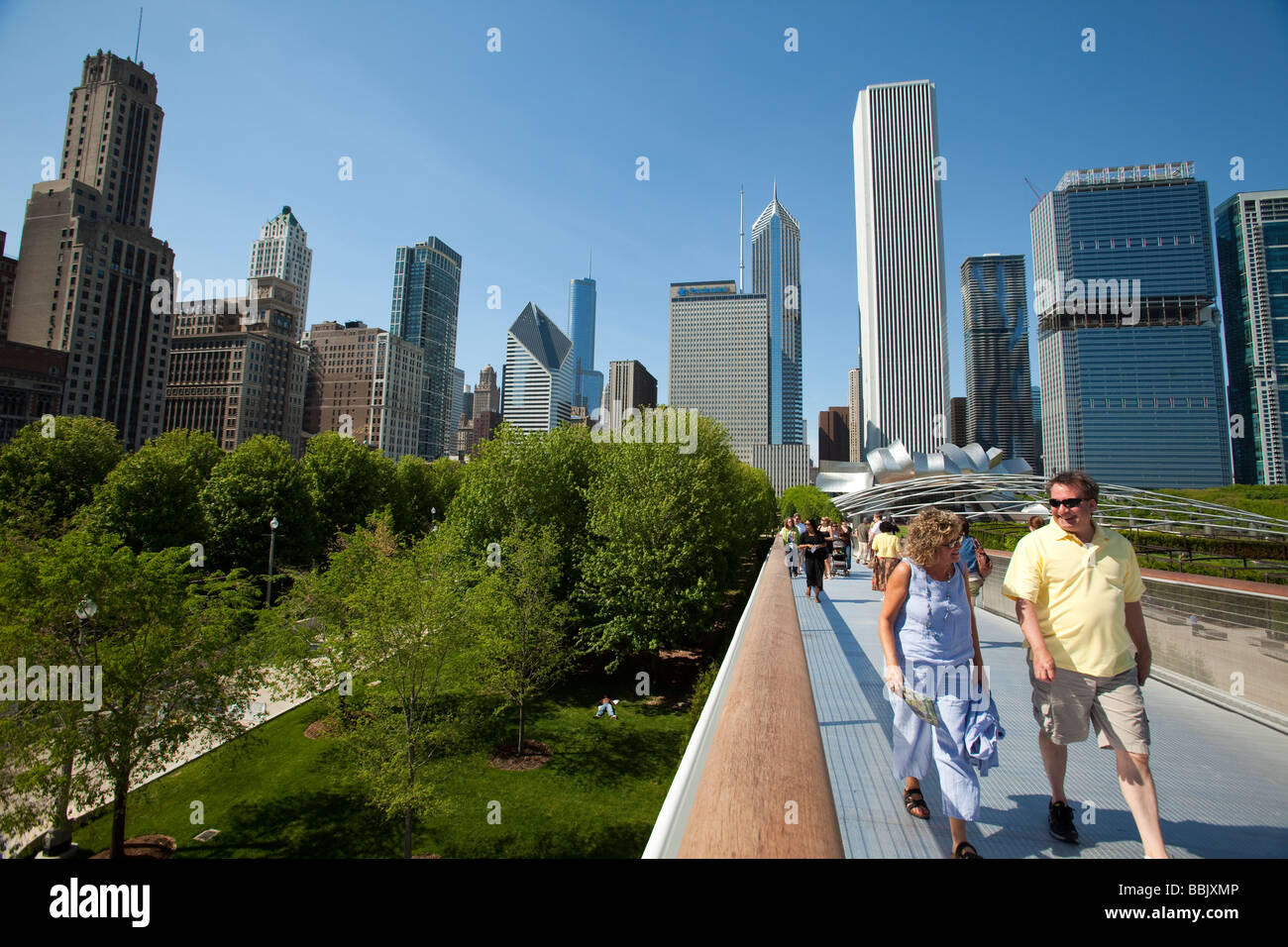 CHICAGO Illinois personnes marchant sur Nichols Bridgeway passerelle pour piétons reliant le Parc Millennium avec aile moderne Art Institute Banque D'Images
