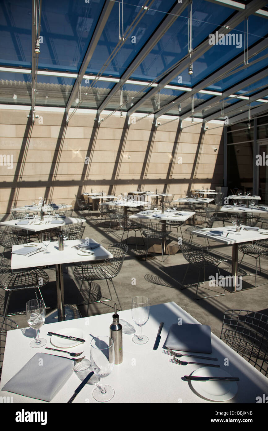 CHICAGO Illinois Set tables de restaurant en terrasse de la famille Bluhm dans l'aile moderne de l'Art Institute de Chicago Banque D'Images