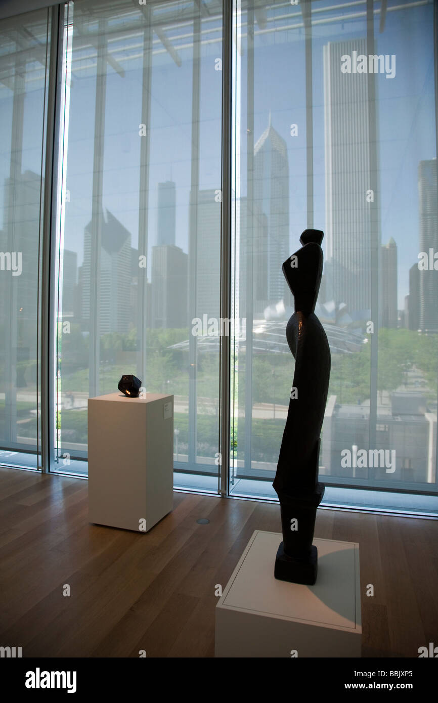 CHICAGO Illinois Sculpture affiche dans l'intérieur de l'aile moderne plus à l'Art Institute Museum skyline et le Millennium Park Banque D'Images