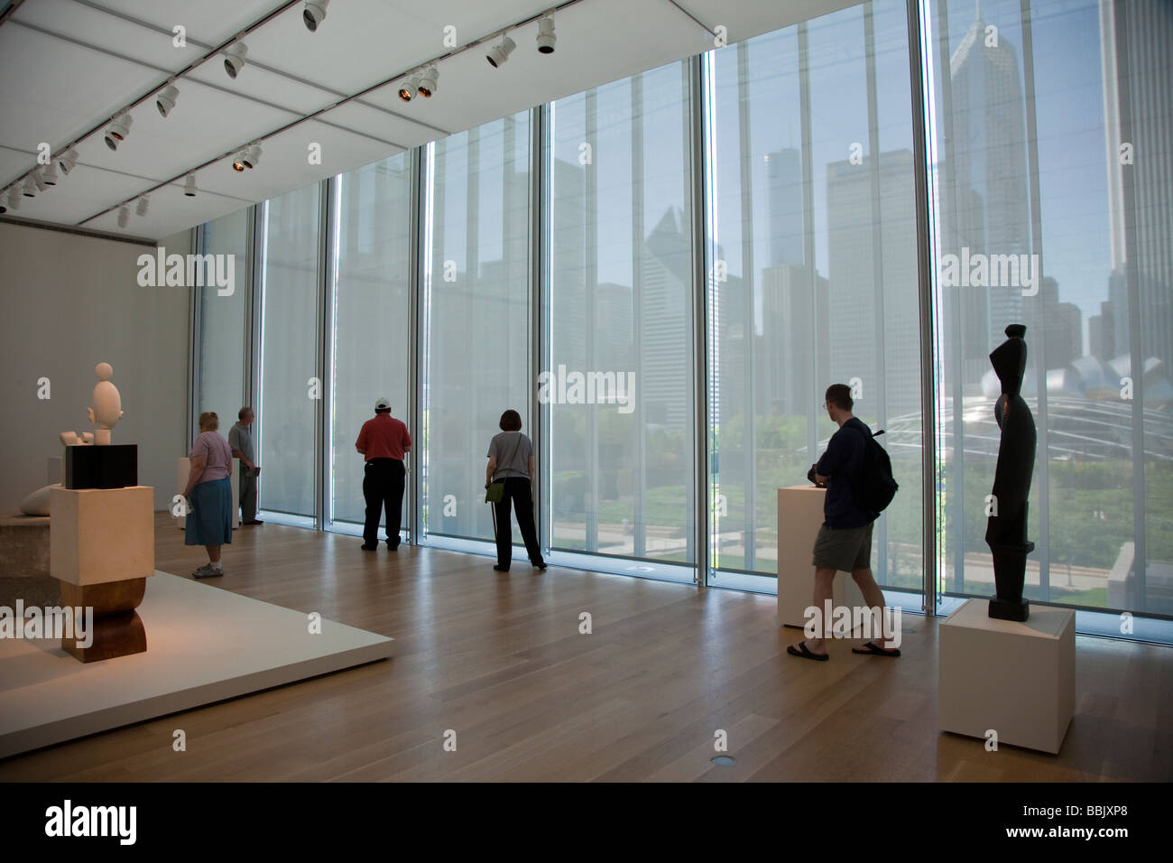 CHICAGO Illinois Sculpture affiche dans l'intérieur de l'aile moderne plus à l'Art Institute Museum skyline et le Millennium Park Banque D'Images