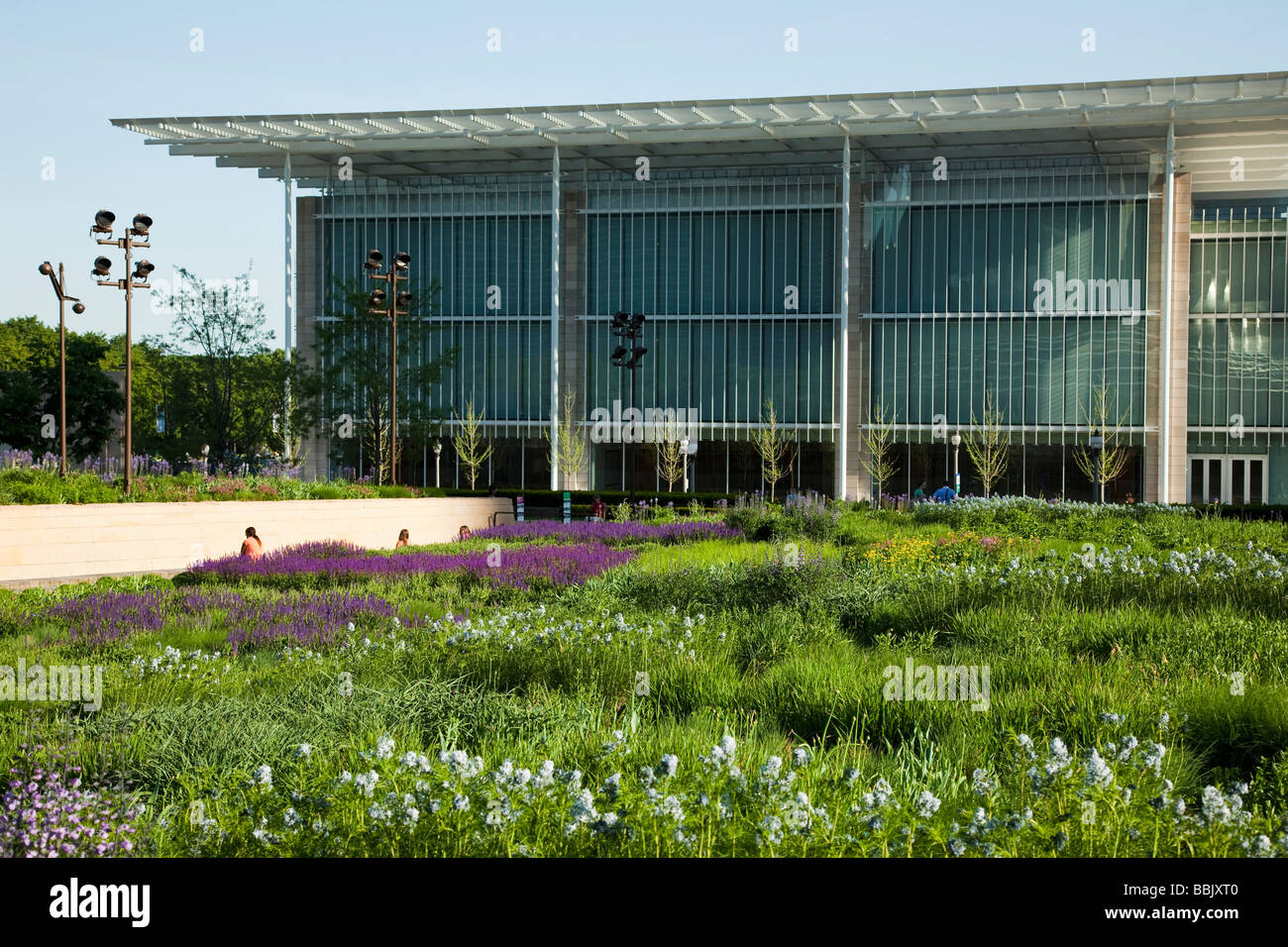 CHICAGO Illinois aile moderne plus à l'Art Institute Museum vu de Lurie Garden dans le Parc du Millénaire en fleurs plantes indigènes Banque D'Images