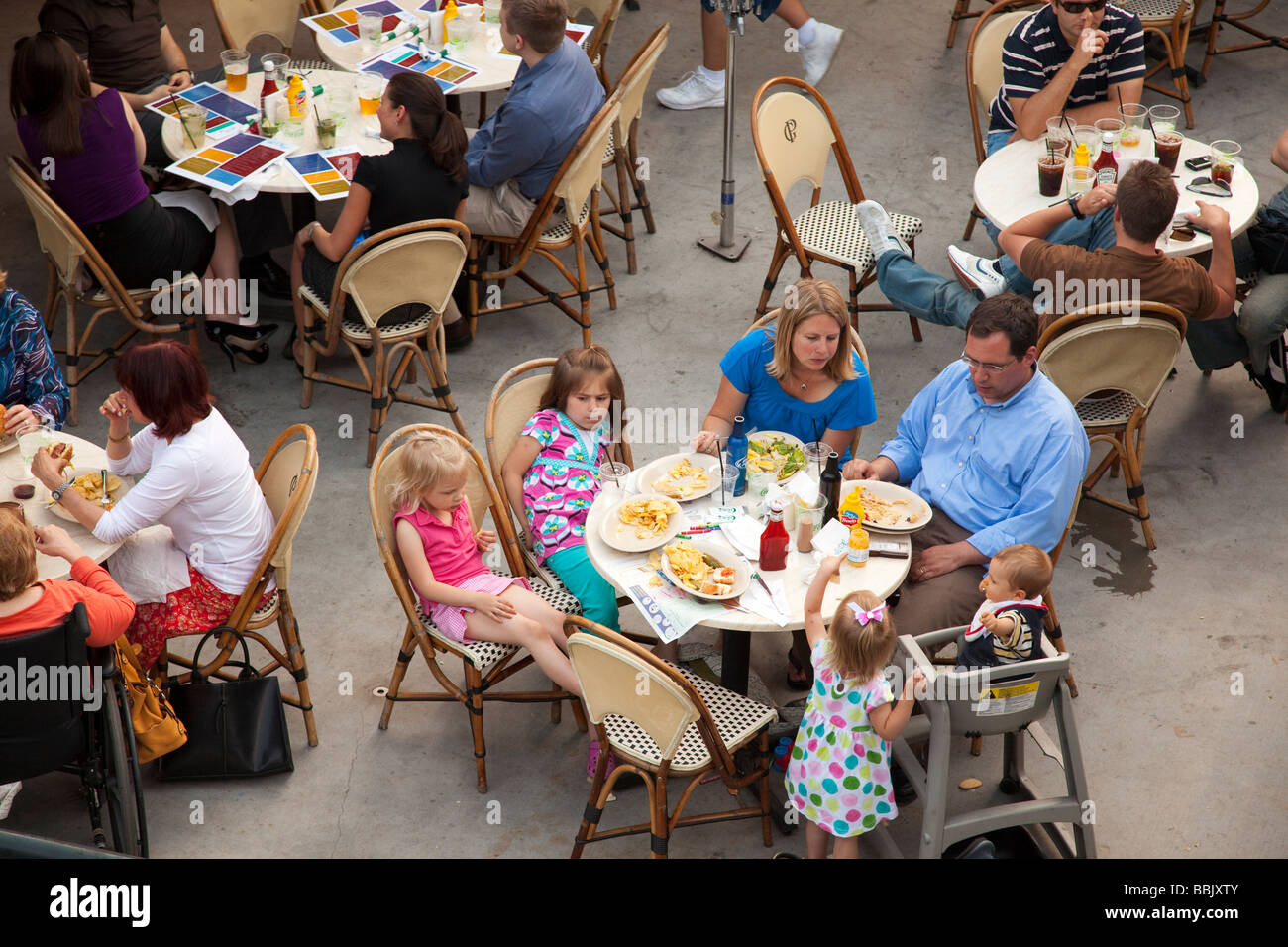CHICAGO Illinois jeune couple avec quatre enfants de manger au restaurant en plein air vu de passage Banque D'Images