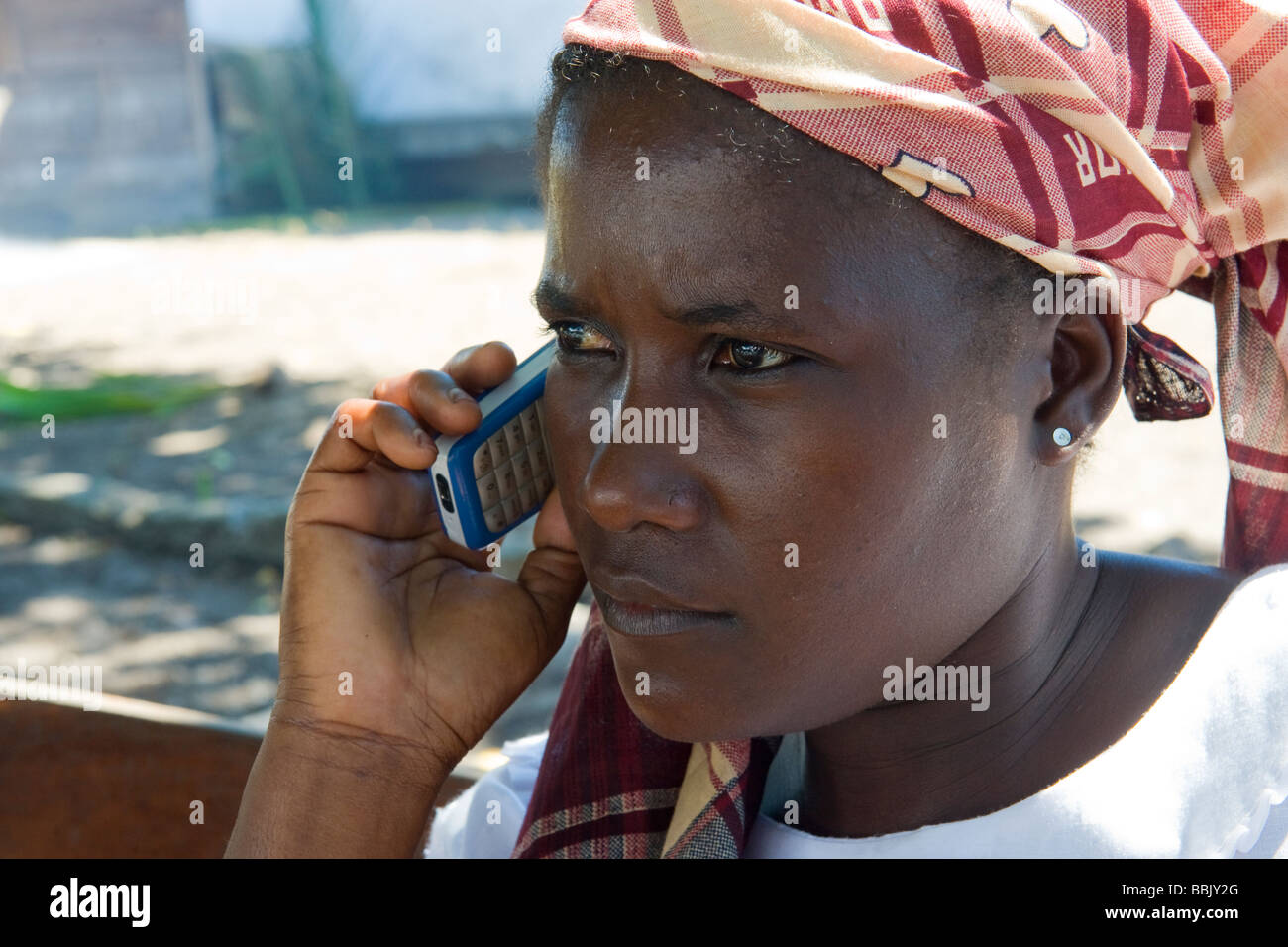 Femme africaine en utilisant son téléphone moblie Quelimane Mozambique Banque D'Images