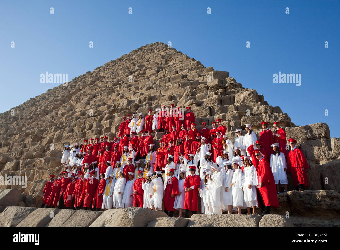 Classe de 2009 Cairo American College (CAC) l'obtention du diplôme qui posent sur la pyramide de Mykérinos, Giza, Le Caire, Egypte Banque D'Images