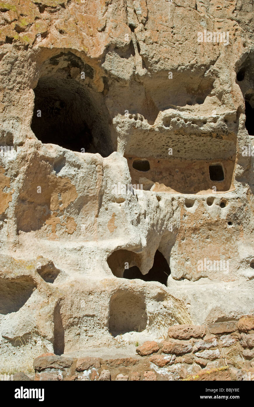 USA New Mexico Bandelier National Monument habitation maisons falaise talus reste tenue à trou carré varangues de toit Banque D'Images