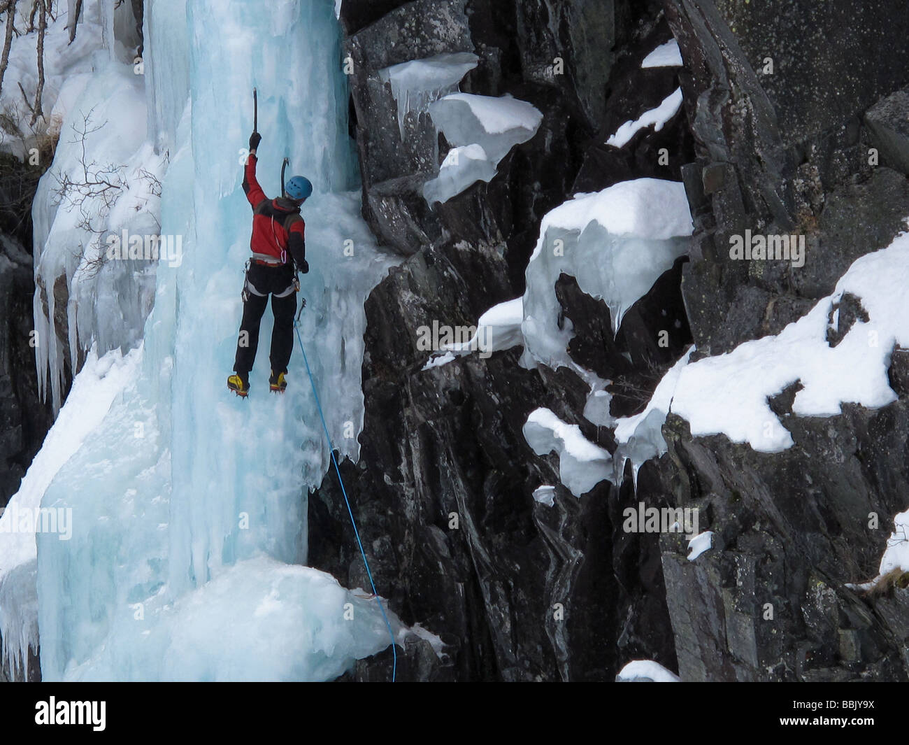 Un grimpeur sur Topp (WI5) au cours d'une cascade de glace festival au domaine de Krokan, Norvège Rjukan Banque D'Images