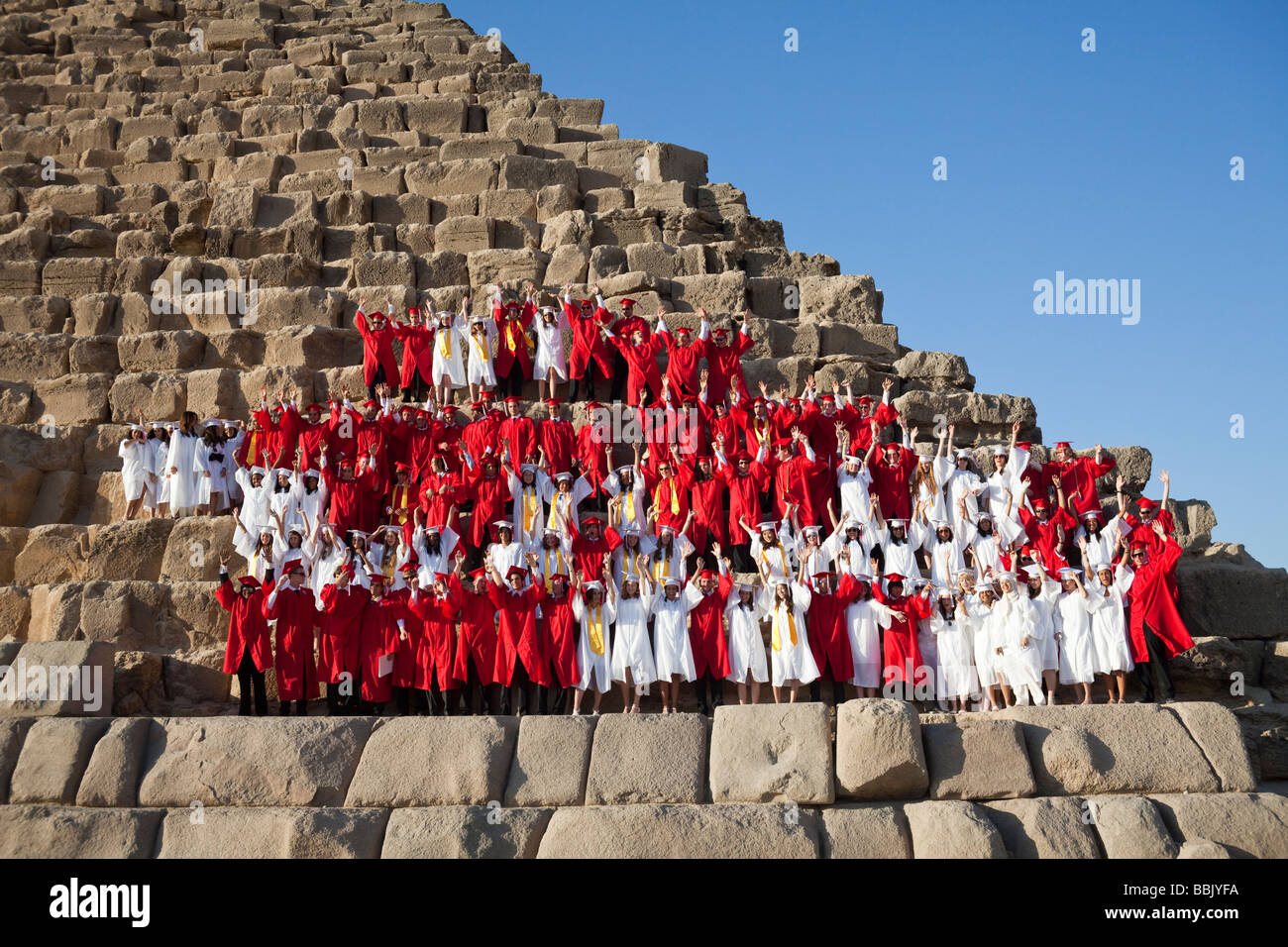 Classe de 2009 Cairo American College (CAC) l'obtention du diplôme qui posent sur la pyramide de Mykérinos, Giza, Le Caire, Egypte Banque D'Images