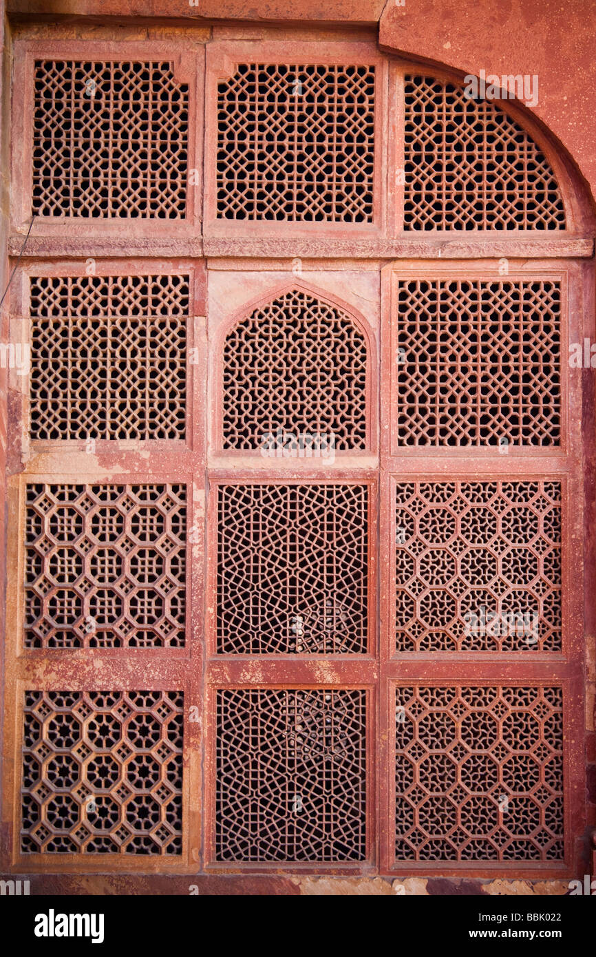 Les modèles islamique sculptés dans le grès rouge de la mosquée de vendredi à Fatehpur Sikri Inde Banque D'Images