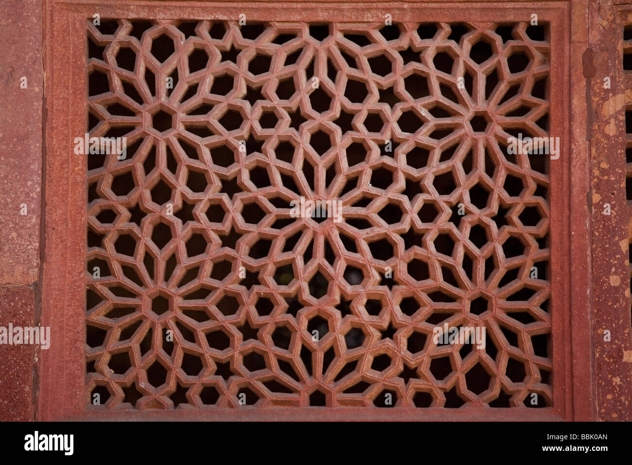 Les modèles islamique sculptés dans le grès rouge de la mosquée de vendredi à Fatehpur Sikri Inde Banque D'Images