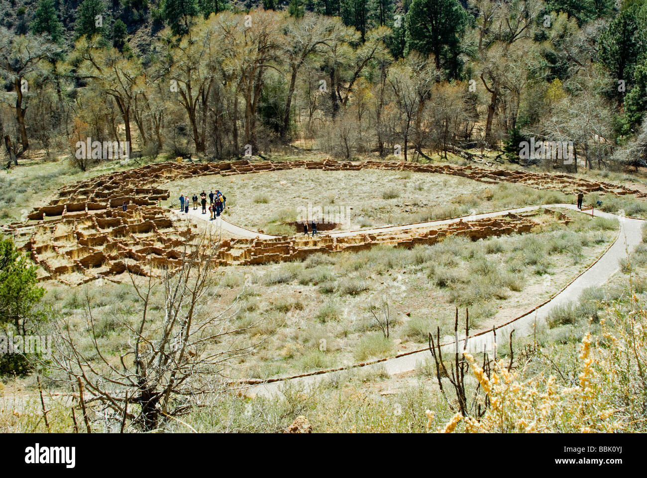 USA New Mexico Bandelier National Monument vue de pueblo reste de cliffs Banque D'Images