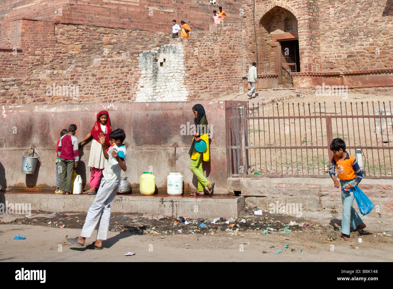 Un garçon Thowing un rocher à l'autre à Fatehpur Sikri Inde Banque D'Images