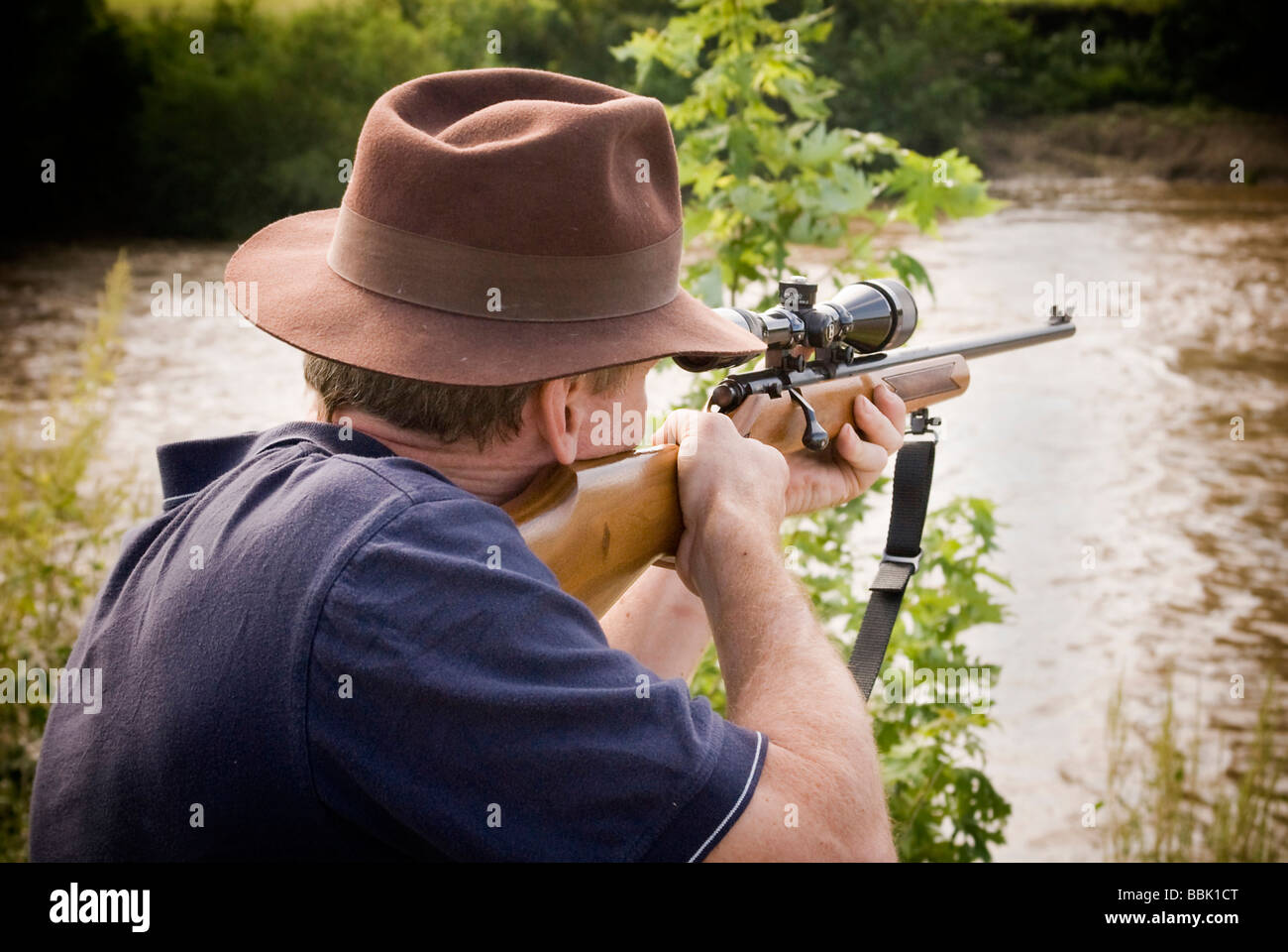 Agriculteur chasse avec fusil et portée pour le cerf Banque D'Images