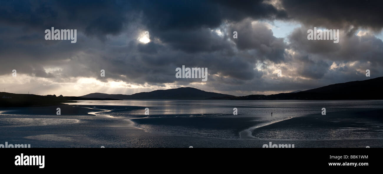 Le coucher du soleil et nuages de tempête sur Isle of Harris, Luskentyre plage, îles Hébrides, Ecosse Banque D'Images