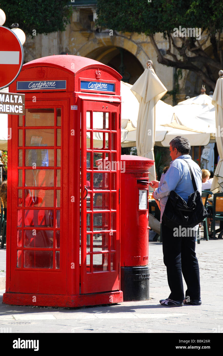 Malte. Un rouge traditionnel de la phonebox et boite aux lettres sur la place de la République dans le centre de La Valette. L'année 2009. Banque D'Images