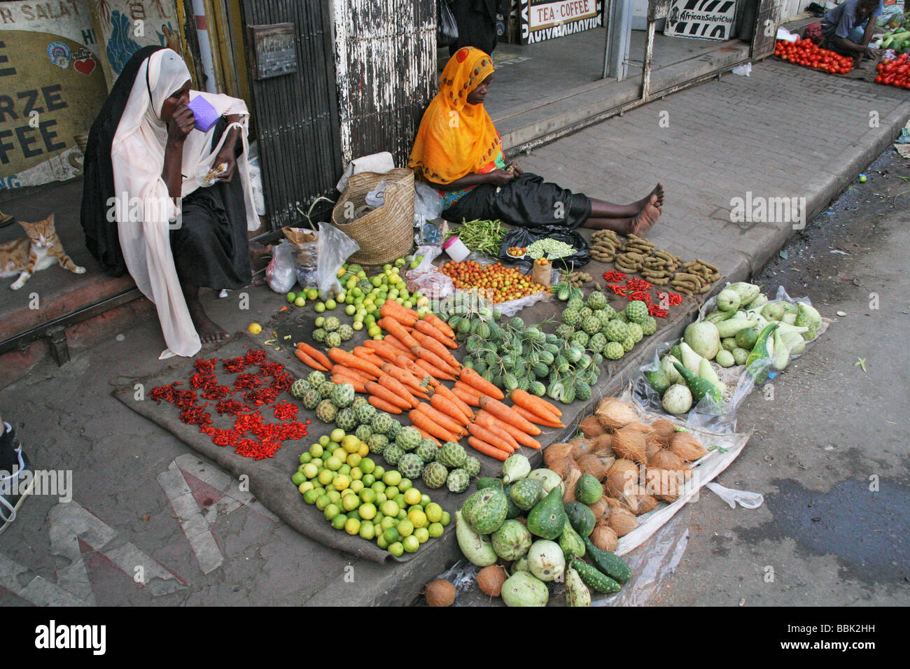 Les femmes les vendeurs de rue à Mombasa la vente d'une variété de légumes et de fruits sur le trottoir Banque D'Images