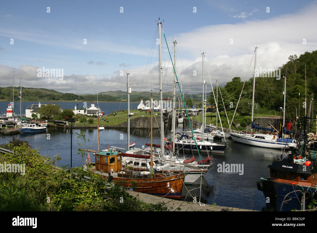 Crinan Canal, l'Écosse. Les loisirs et les bateaux de pêche amarrés dans le port de Crinan avec le bateau de pêche à l'avant-plan Scarbh Banque D'Images