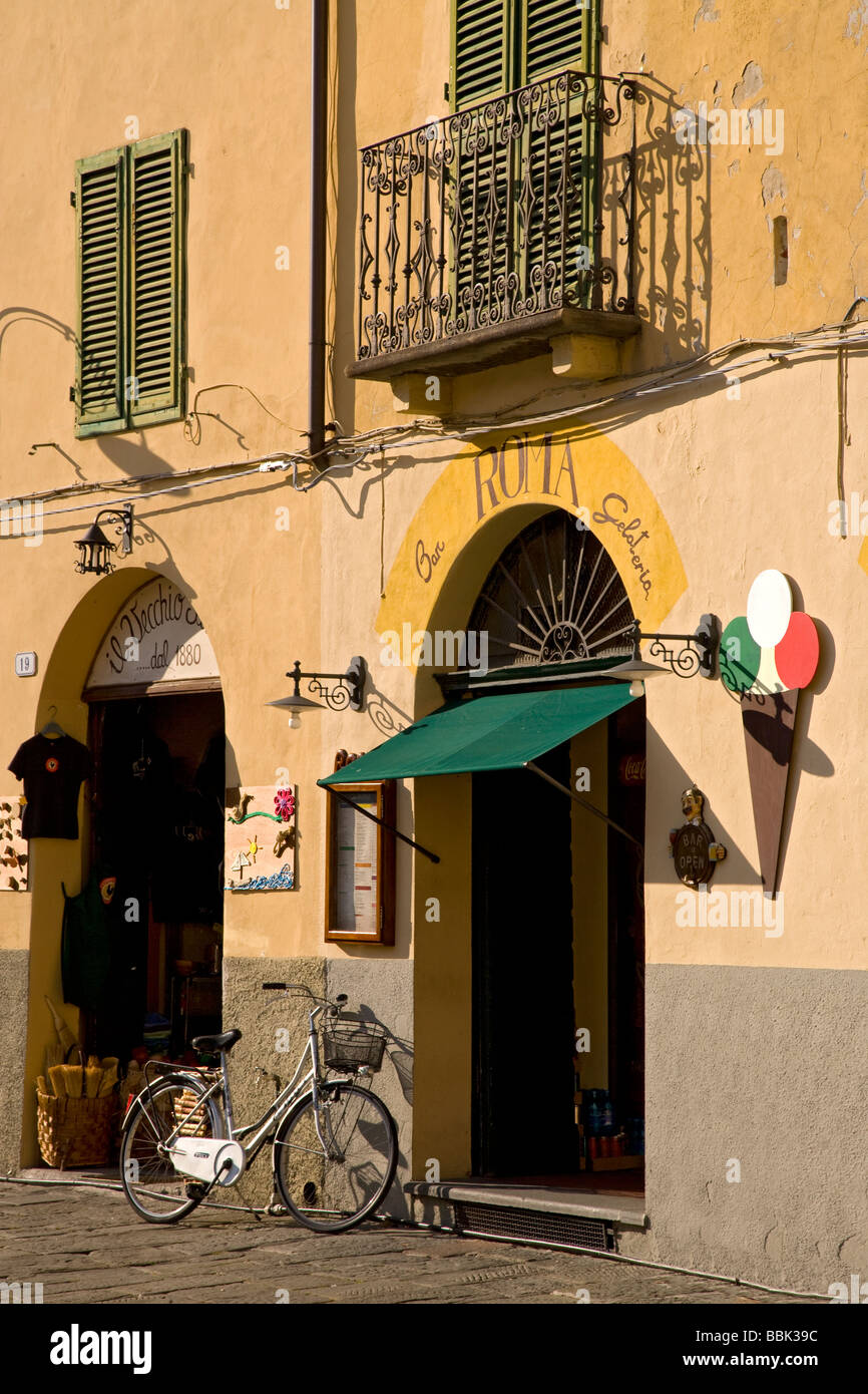 Close up of ice cream cafe et vélo dans la Piazza Anfiteatro, Lucca, Toscane, Italie, Europe Banque D'Images