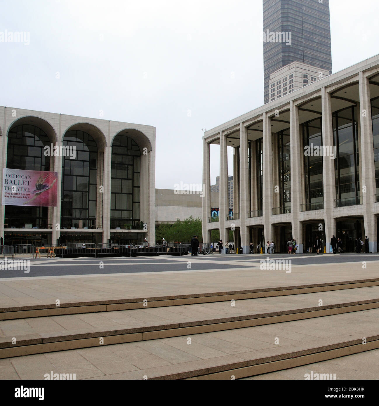 Le Lincoln Center et Josie Robertson Plaza Metropolitan Opera House et Avery Fisher Hall Banque D'Images
