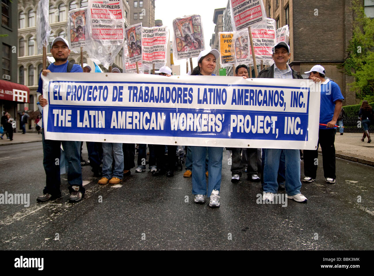 Les immigrants de mars pour l'amnistie, l'égalité des droits, la légalisation, l'égalité raciale, la liberté d'expression, les pratiques de travail - New York City Banque D'Images