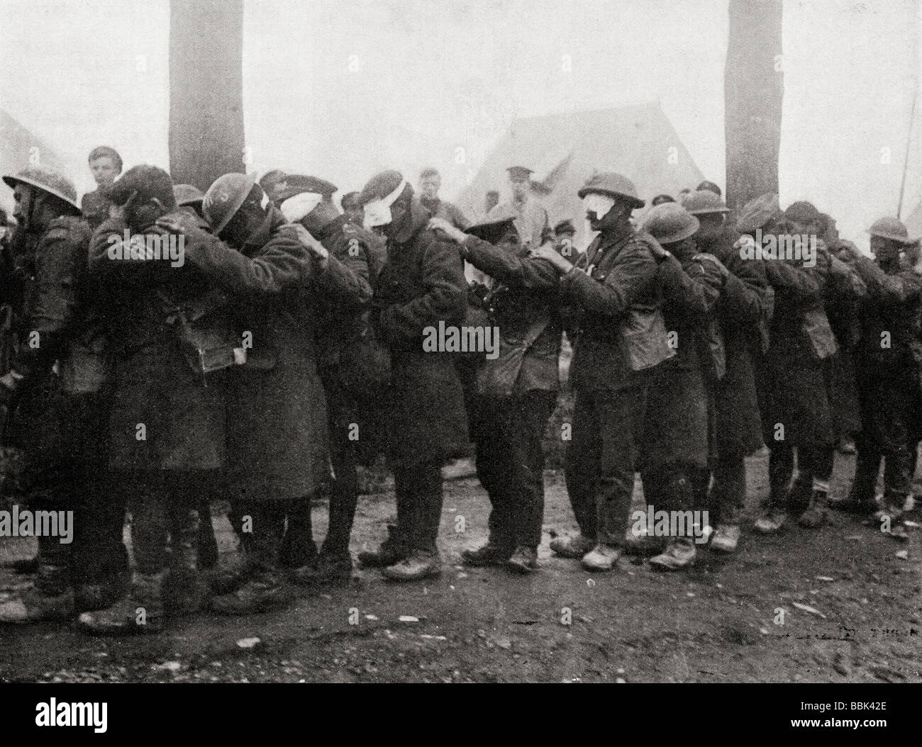 Une ligne de 55e Division d'infanterie West Lancashire aveuglés par les troupes de gaz à Banque D'Images