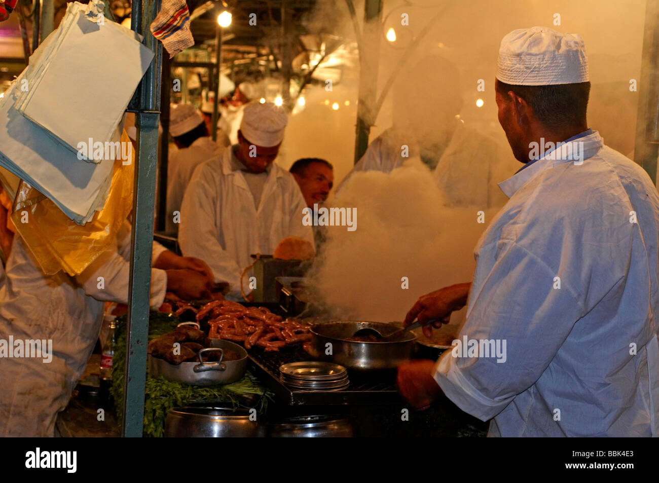 L'animation de stands de nourriture dans la partie centrale de la place Jemaa El Fna à Marrakech sont tirés vers le haut et la cuisine Banque D'Images