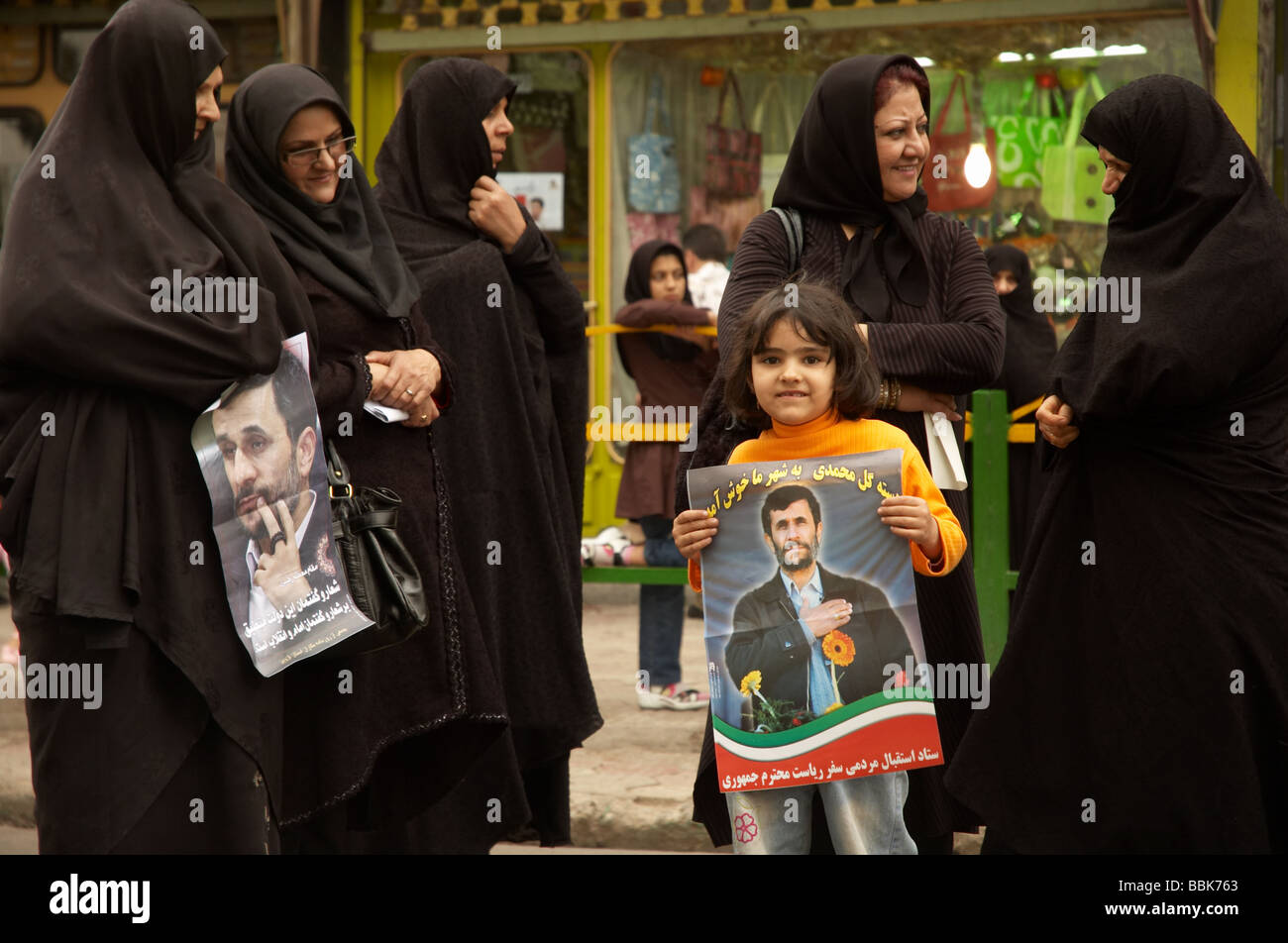 Jeune fille et sa famille d'accueillir le Président Mahmoud Ahmadinejad à Qazvin durant sa 57e tournée provinciale Banque D'Images