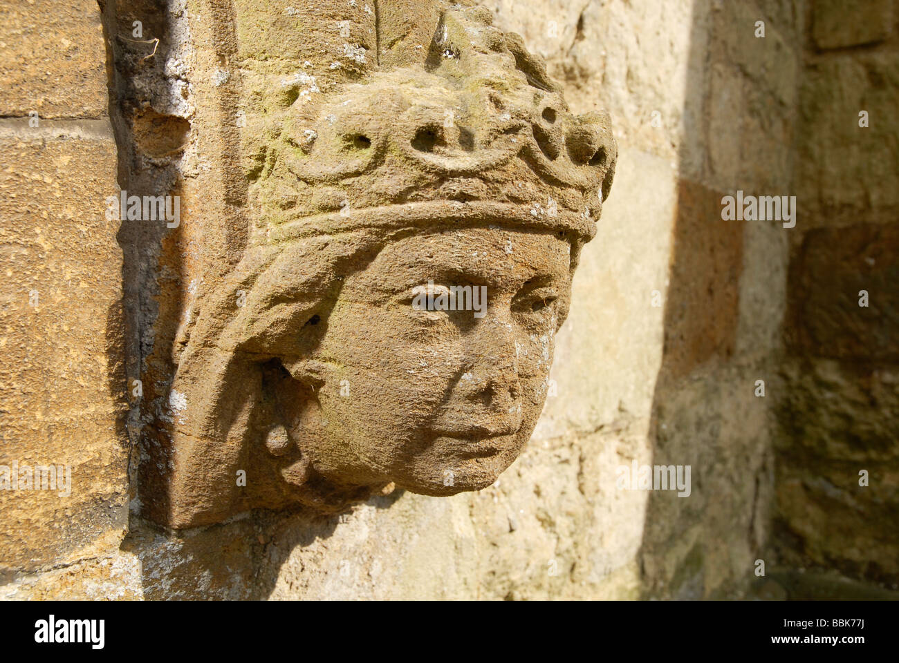 La sculpture sur pierre sur le mur de St Michel et tous les anges dans Waddesdon UK Banque D'Images