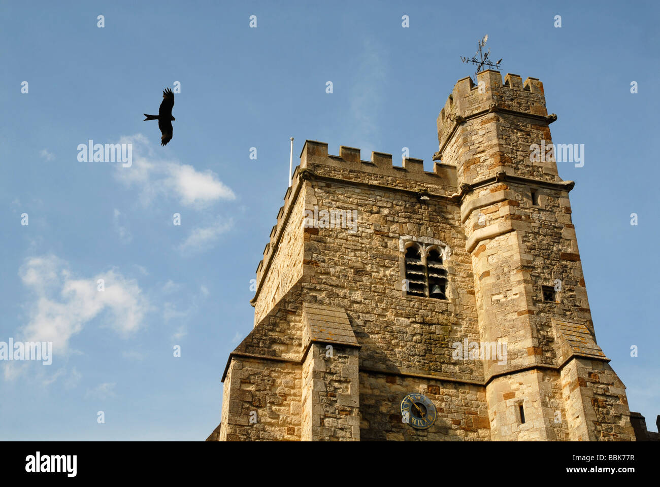 Un cerf-volant rouge sur la tour de St Michel et tous les anges dans Waddesdon UK Banque D'Images