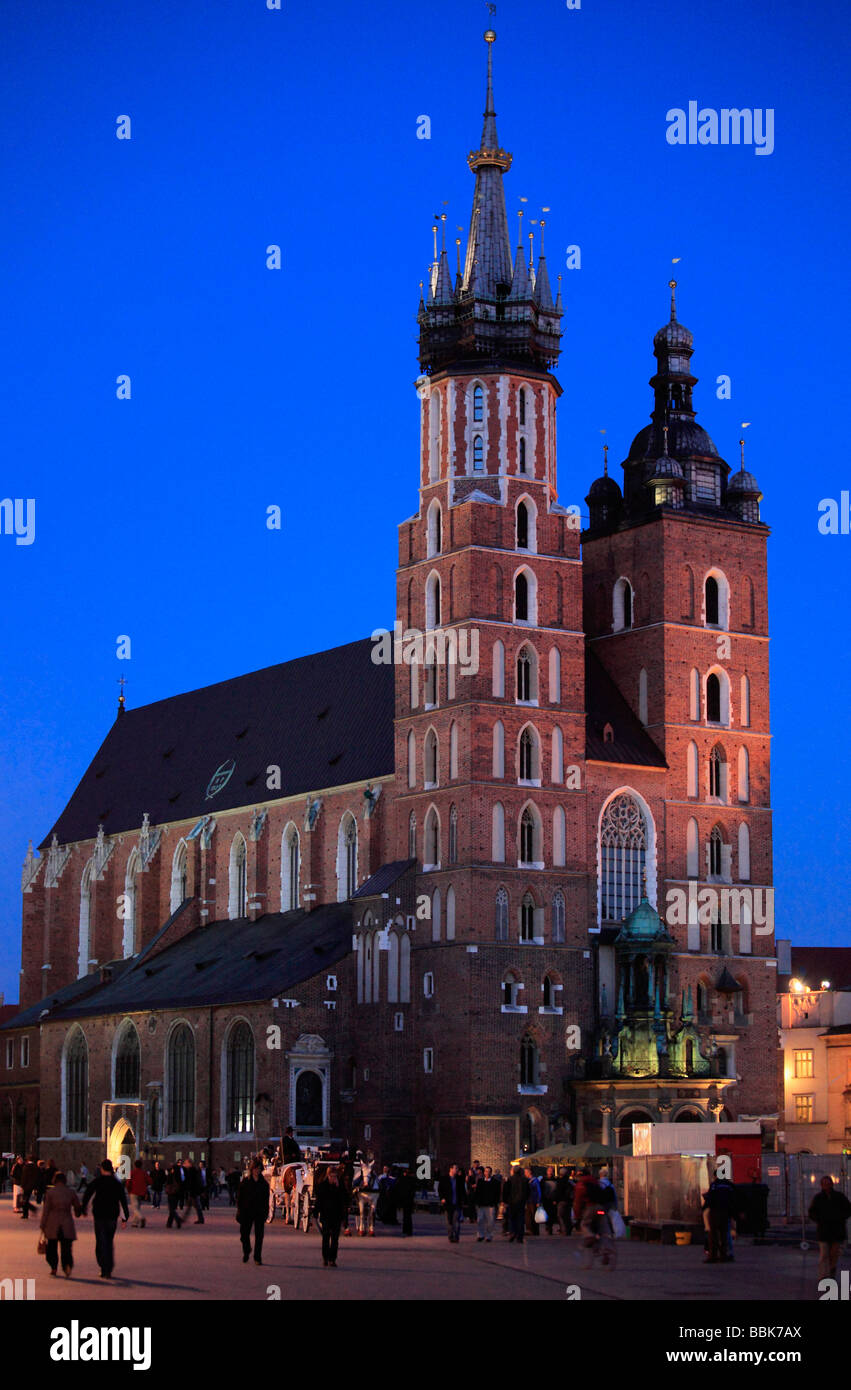 Pologne Cracovie Place du Marché principal de l'église St Mary Banque D'Images