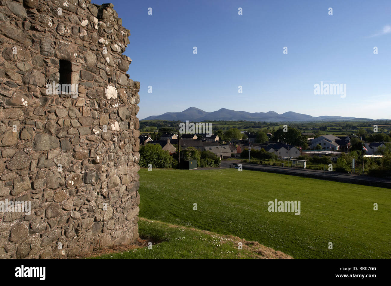 Regardant vers le bas sur les montagnes de Mourne et clough de clough château construit au sommet d'une motte et norman bailey en clough Banque D'Images