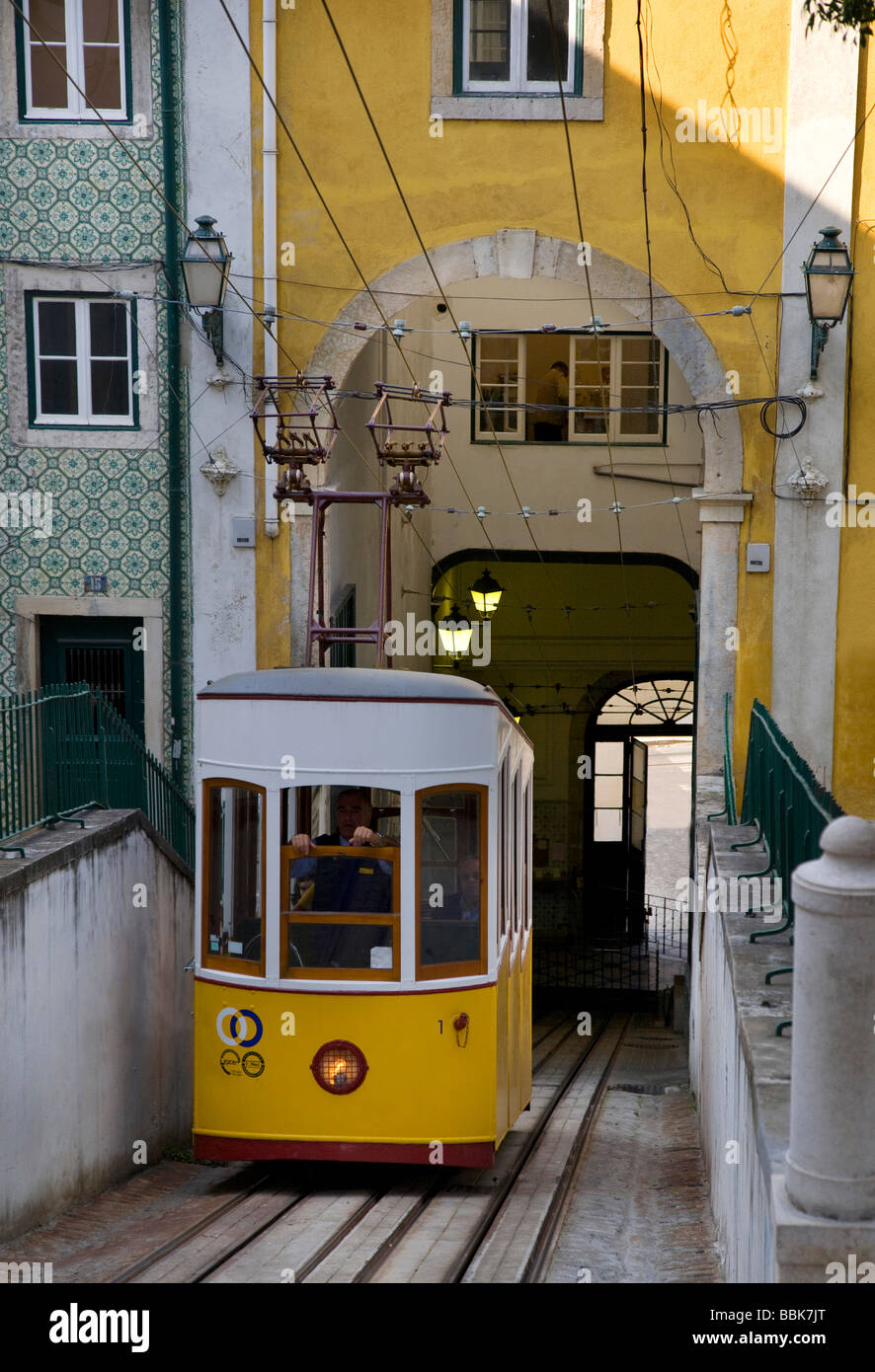 Ascenseur tramway da bianca en commençant son voyage dans le quartier du Bairro Alto de Lisbonne,la ville,Portugal,l'Europe. Banque D'Images