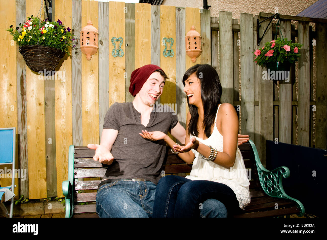 Jovial heureux couple laughing Banque D'Images