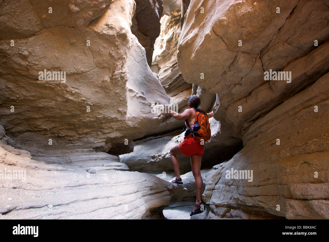 Un randonneur dans le slot canyon au Anza Borrego Desert State Park modèle californien publié Banque D'Images