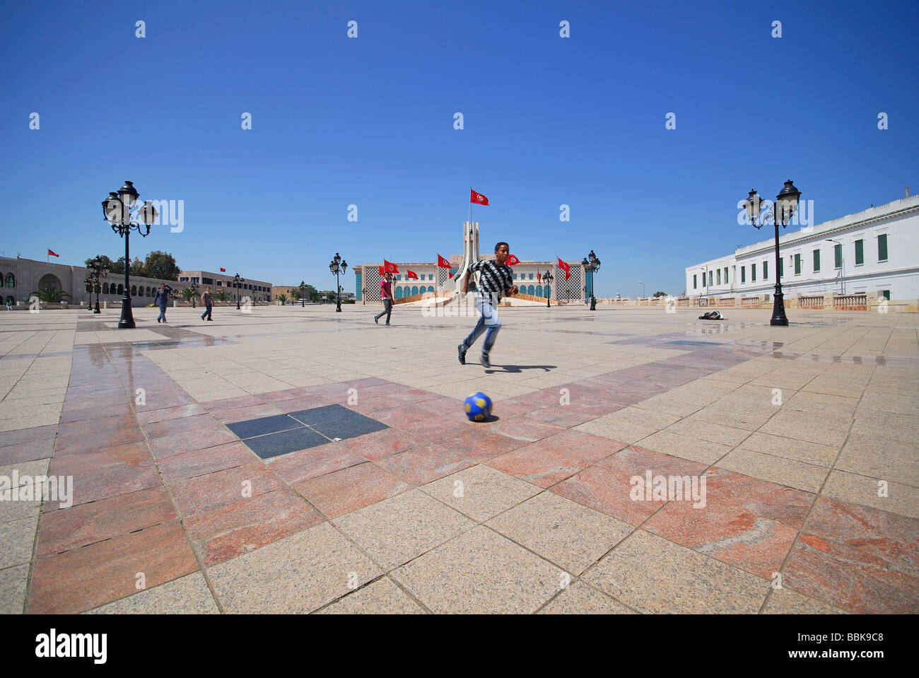 TUNIS, TUNISIE. Les enfants jouent au football sur la Place de la Kasbah, dans le centre de Tunis. L'année 2009. Banque D'Images