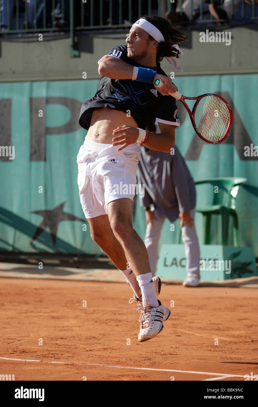 Le joueur argentin Juan Monaco joue forehand retour à Roland Garros Banque D'Images
