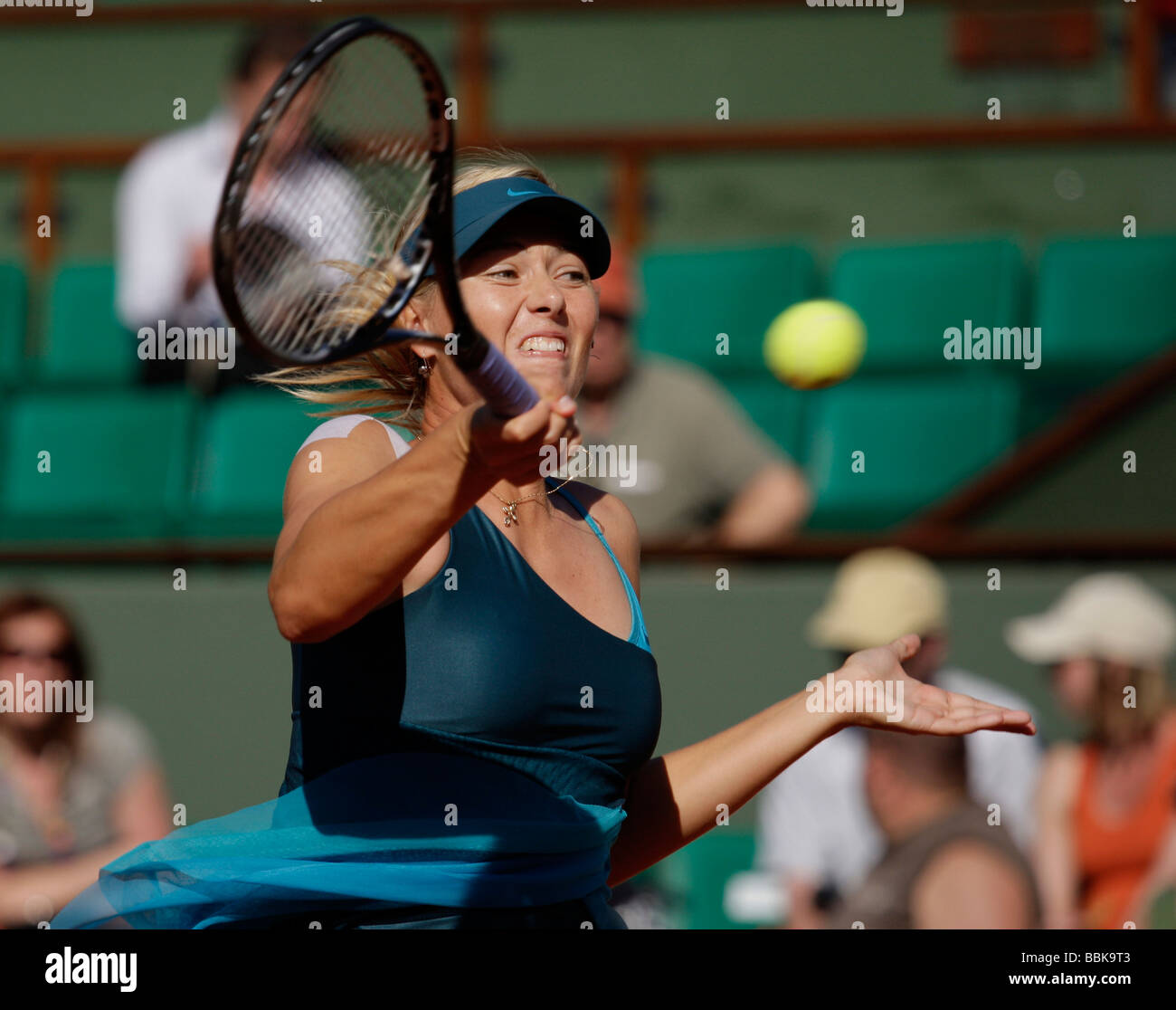 Joueur de tennis Maria Sharapova joue un retour de coup droit à Roland Garros Banque D'Images