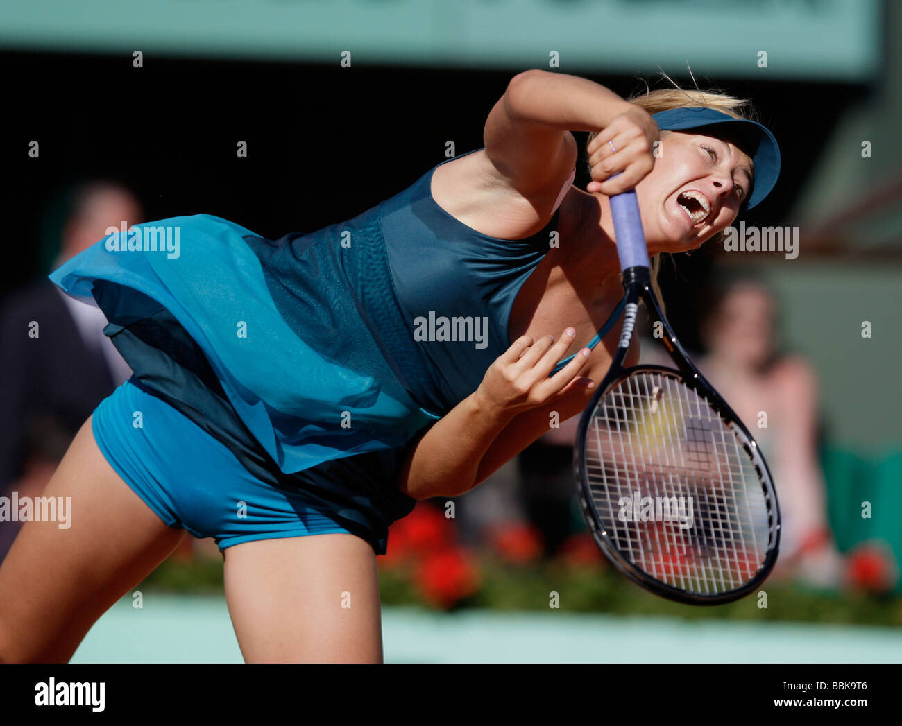 Joueur de tennis Maria Sharapova joue un service à Roland Garros Banque D'Images