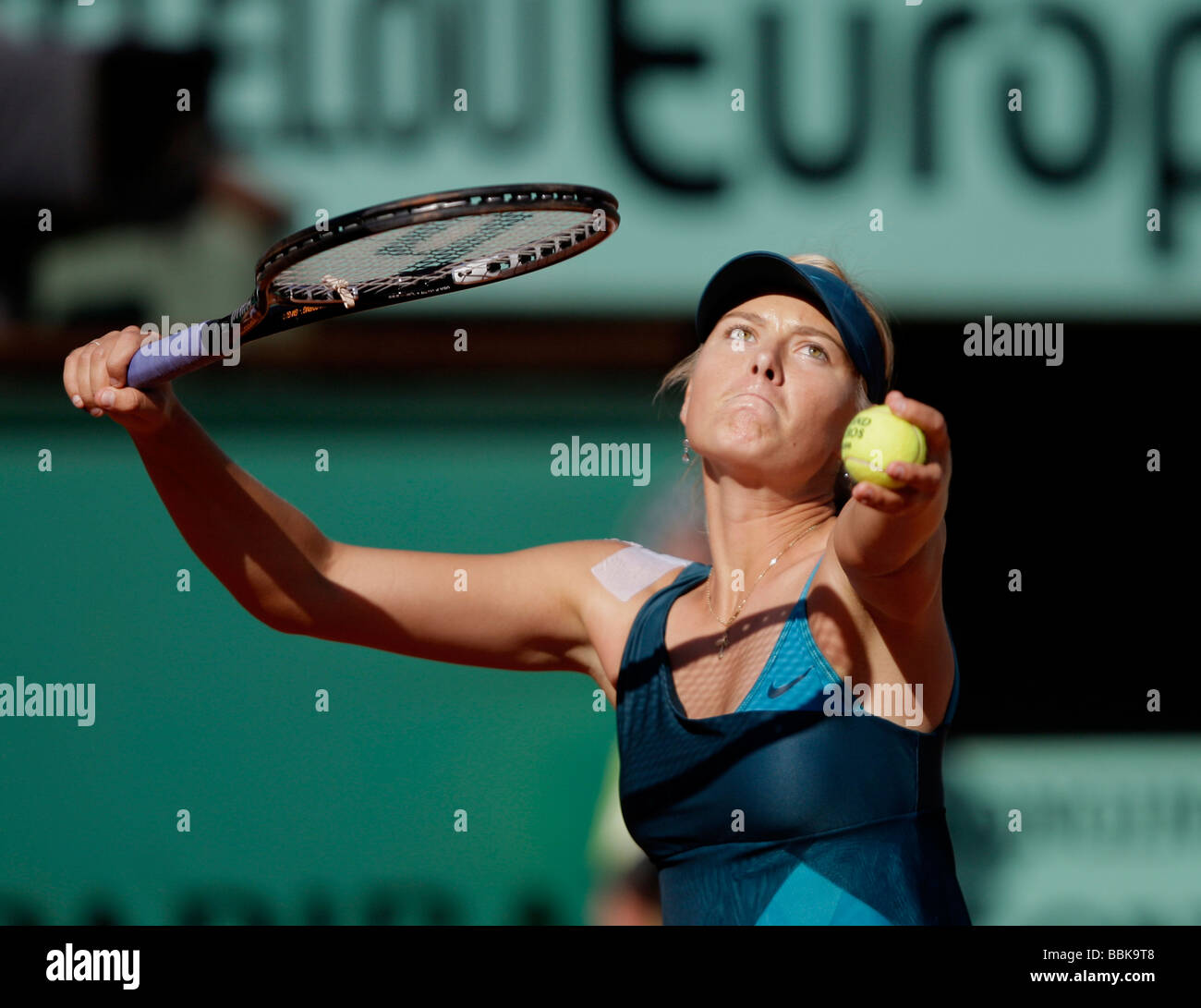 Joueur de tennis Maria Sharapova joue un service et lance le ballon en l'air à Roland Garros Banque D'Images