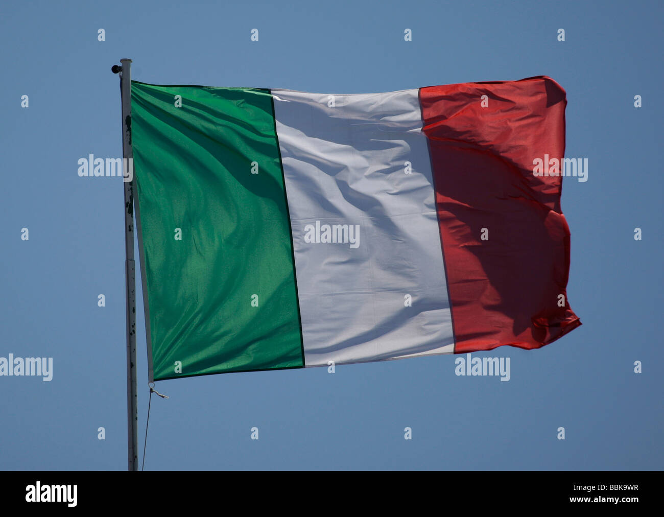 Sur un mât de drapeau italien Banque D'Images