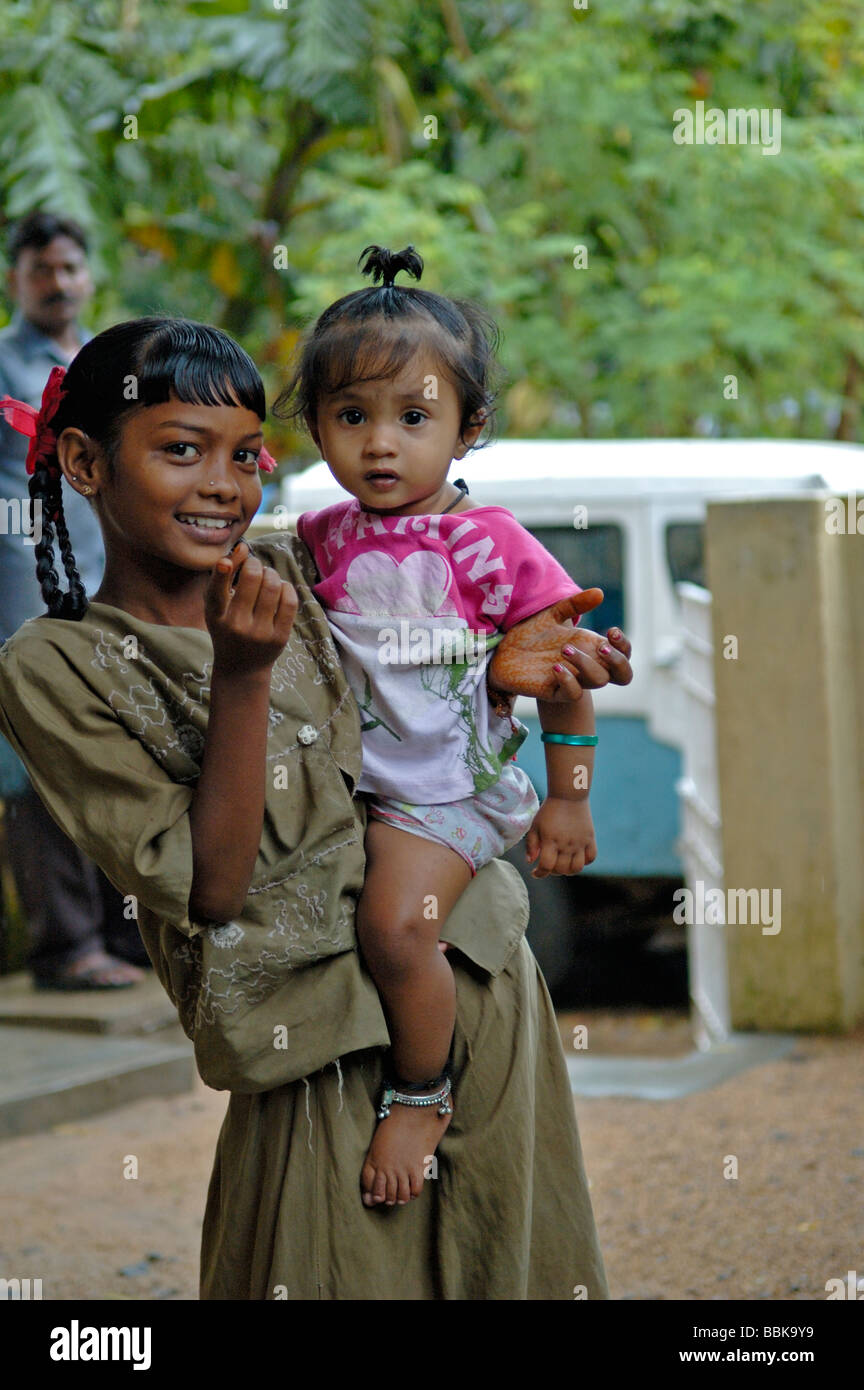 Jeune femme et enfant dans une de Chennai's de nombreux bidonvilles de banlieue ; l'Inde, le Tamil Nadu, Chennai (Madras). Aucun communiqué de presse disponible. Banque D'Images