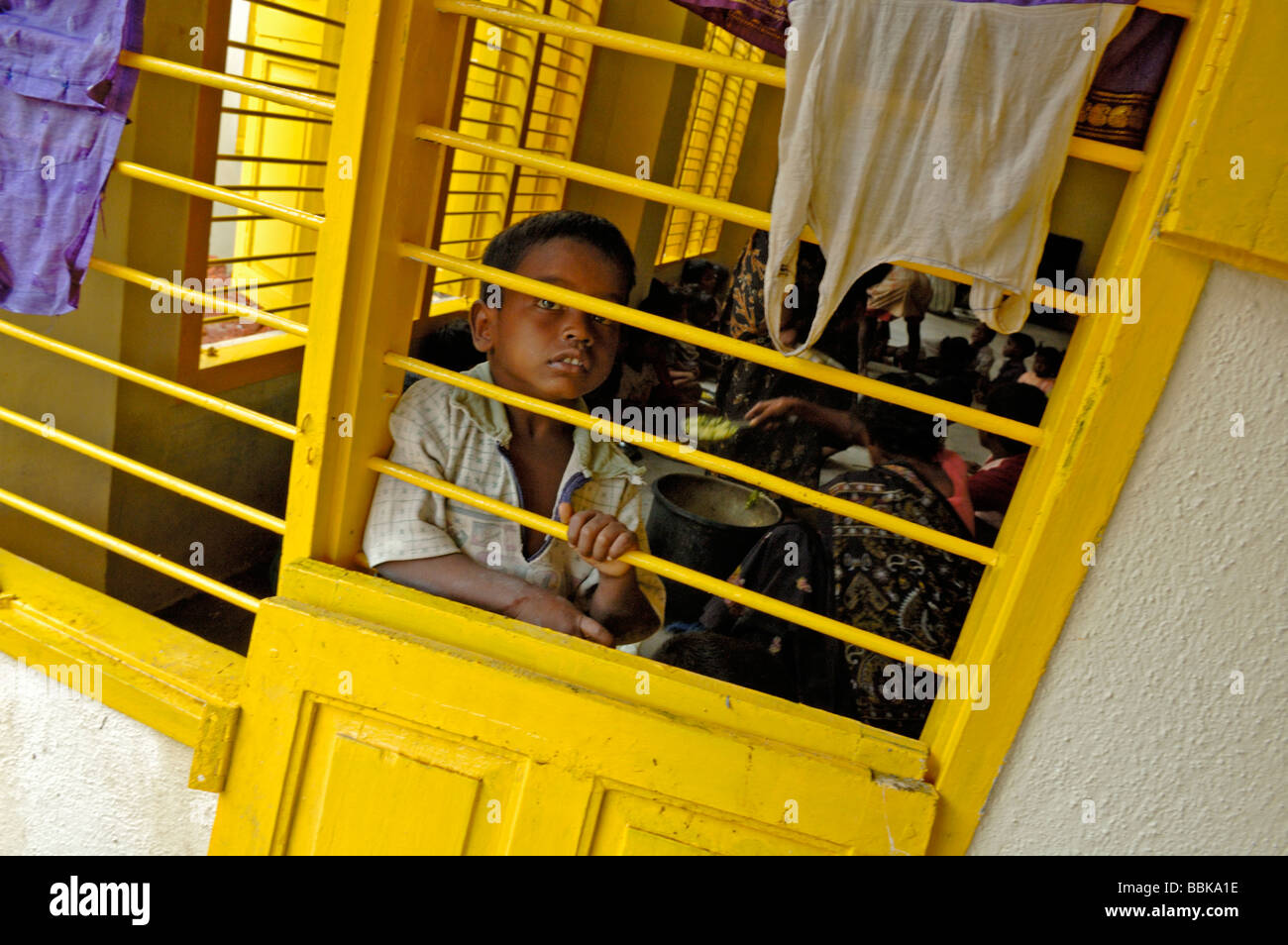 Jeune enfant dans l'un des nombreux bidonvilles de Chennai banlieue crèche ; Inde, Tamil Nadu, Chennai (Madras) ... Banque D'Images